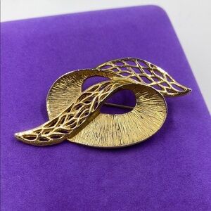💛 Vintage Gold Celebrity NY Brooch